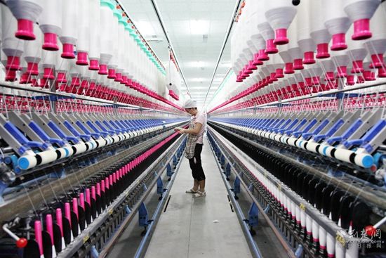 在湖北百絲祥紡織有限公司生產(chǎn)車間，工人正在生產(chǎn)線上作業(yè).jpg.jpg