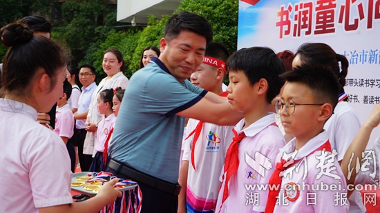 大冶市教育局黨組成員、副局長為親子共讀示范家庭頒發(fā)獎?wù)?jpg