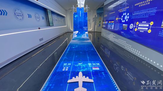 鄂州市臨空經(jīng)濟(jì)區(qū)招商展示中心展廳。記者 胡小軍 攝.jpeg
