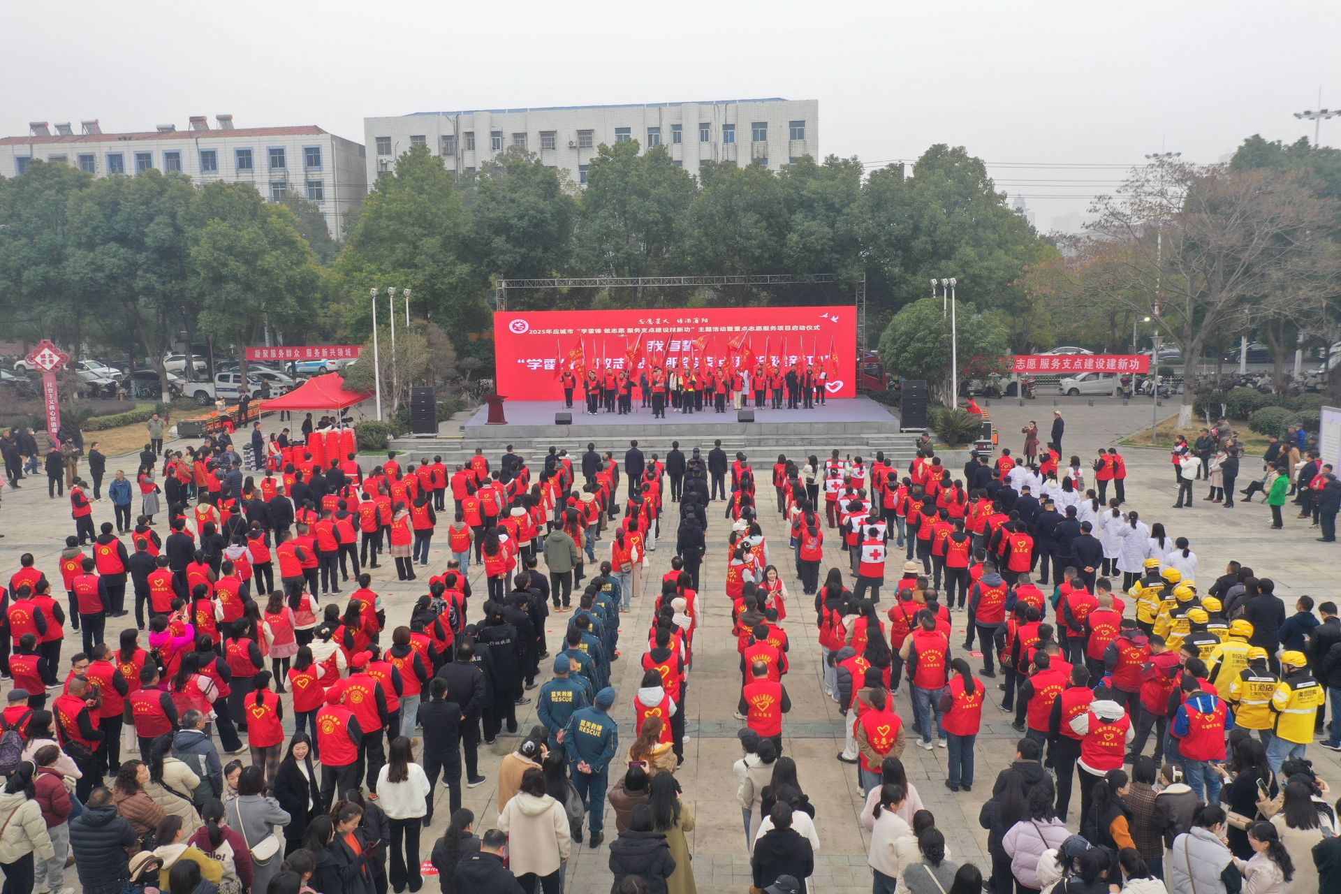 活動(dòng)現(xiàn)場(chǎng)，還舉行了新就業(yè)志愿服務(wù)隊(duì)授旗儀式  孫縉攝.jpg.jpg