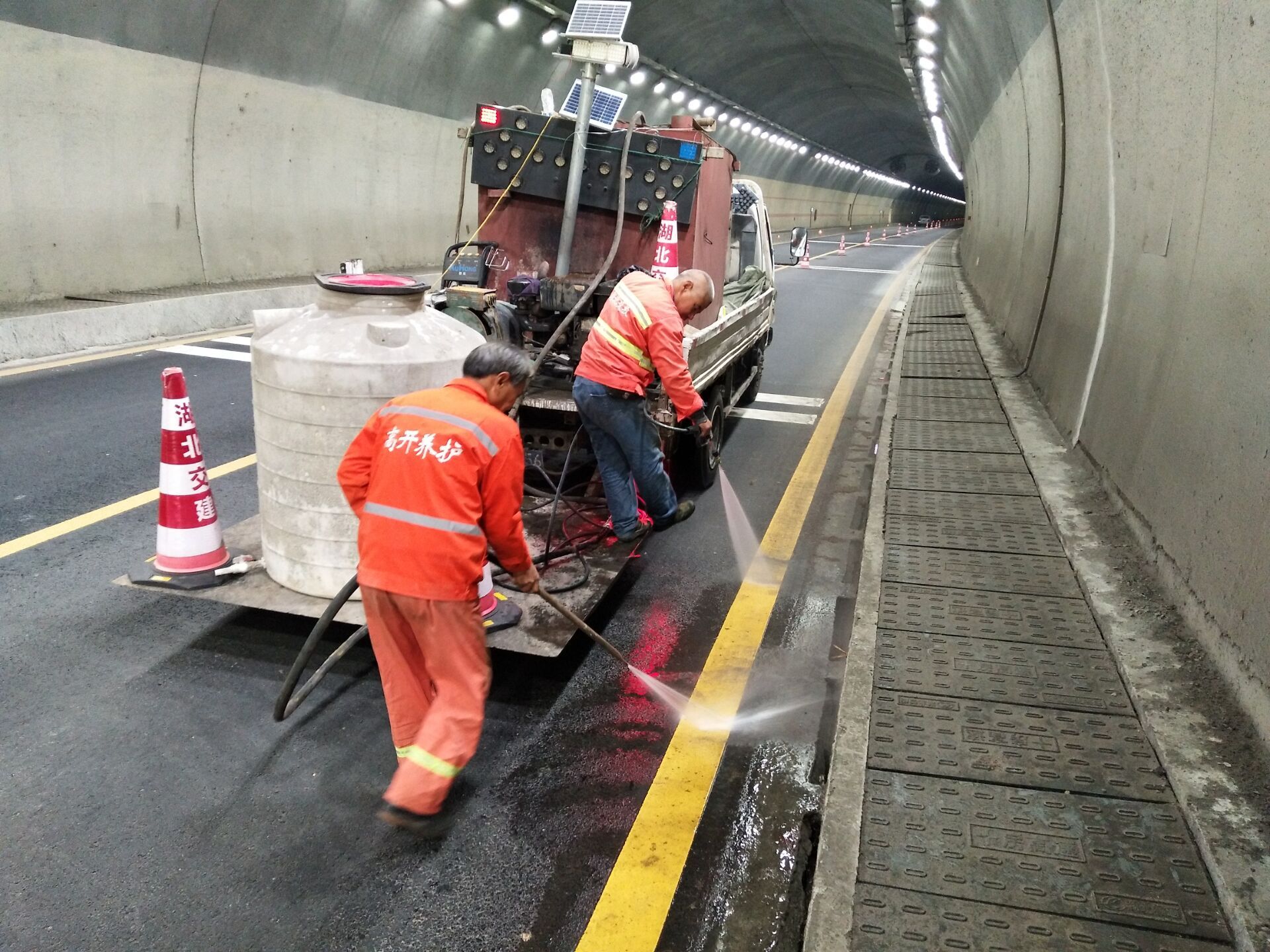 4.清洗沿路隧道標(biāo)識(shí)標(biāo)線.jpg.jpg