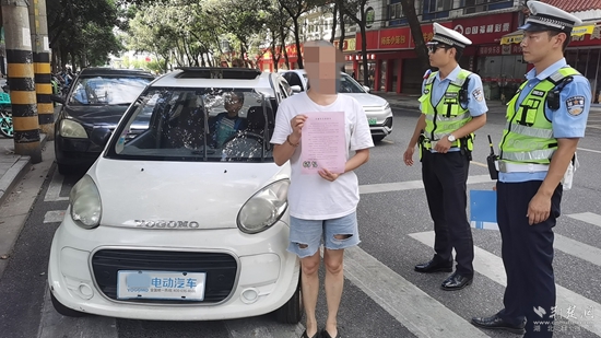 圖1：對(duì)情節(jié)輕微的車主，通過寫承諾書方式開展勸誡引導(dǎo).jpg