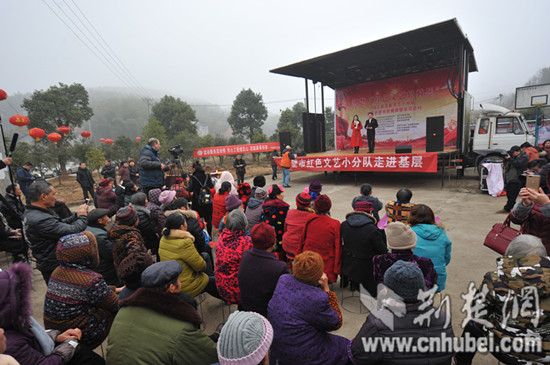 圖9 慰問演出現(xiàn)場 - 萬能看圖王_副本.jpg 圖9 慰問演出現(xiàn)場 - 萬能看圖王_副本.jpg